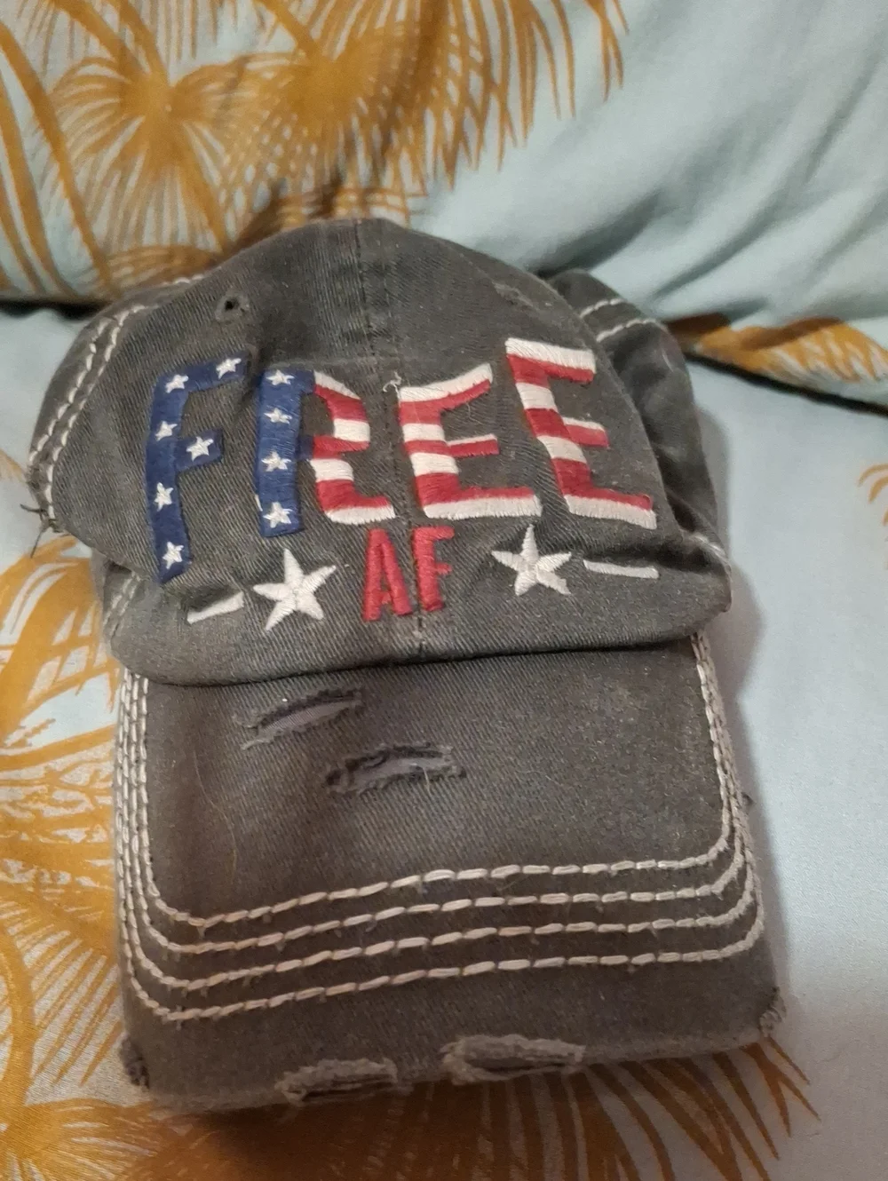 Distressed Gray 'FREE AF' Embroidered Baseball Cap - Gray